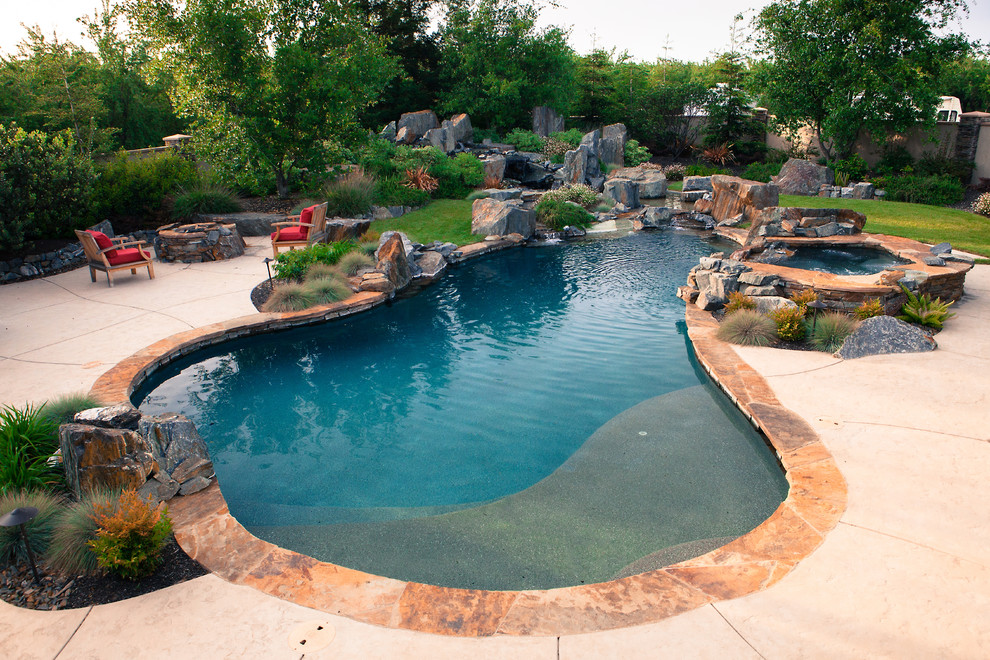 Inspiration for a rustic swimming pool in Sacramento.