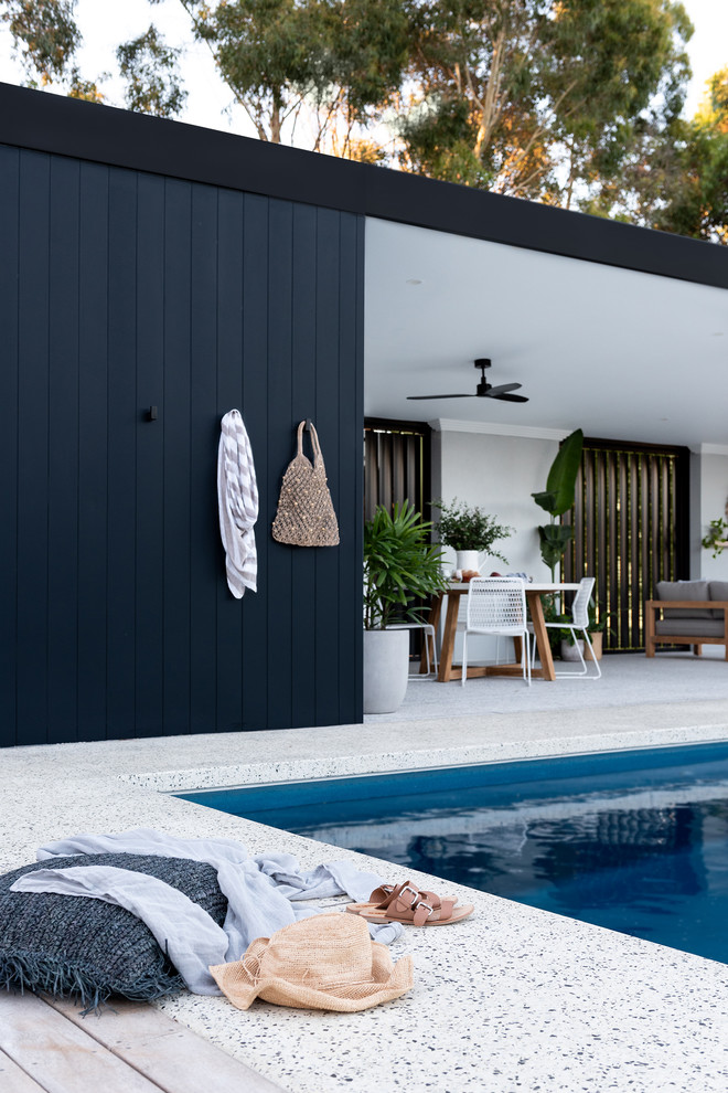 Foto di una grande piscina contemporanea rettangolare dietro casa con una dépendance a bordo piscina