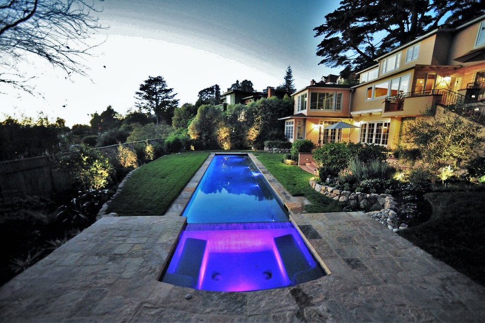 Großer Moderner Pool hinter dem Haus in rechteckiger Form mit Pflastersteinen in San Francisco
