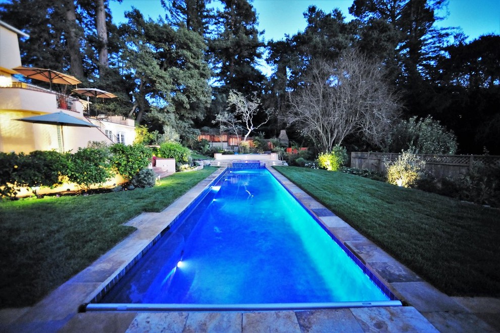 Großer Moderner Pool hinter dem Haus in rechteckiger Form mit Pflastersteinen in San Francisco