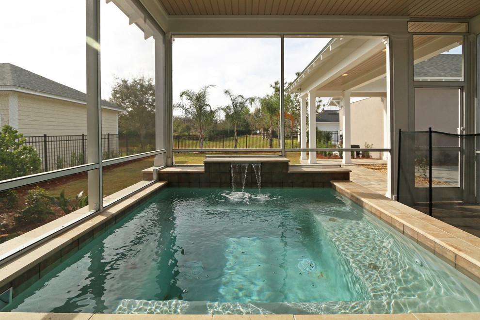Immagine di una piccola piscina fuori terra stile americano rettangolare dietro casa con una vasca idromassaggio e pavimentazioni in mattoni