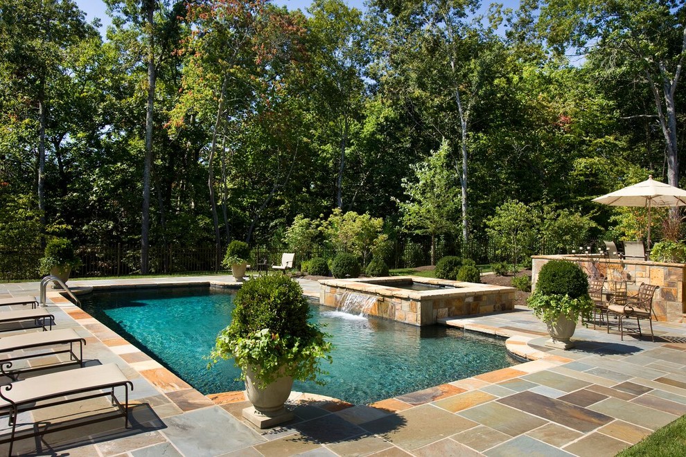 Diseño de piscinas y jacuzzis alargados de estilo americano grandes rectangulares en patio trasero con suelo de hormigón estampado