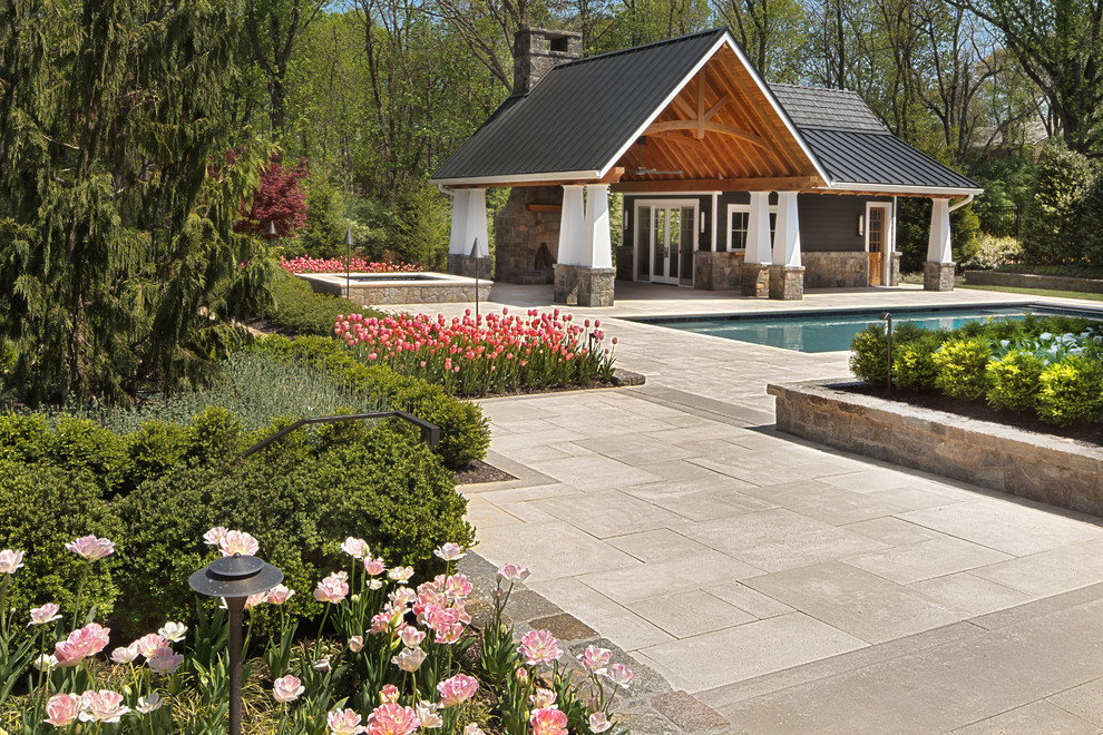 На фото: бассейн на заднем дворе в современном стиле с домиком у бассейна с
