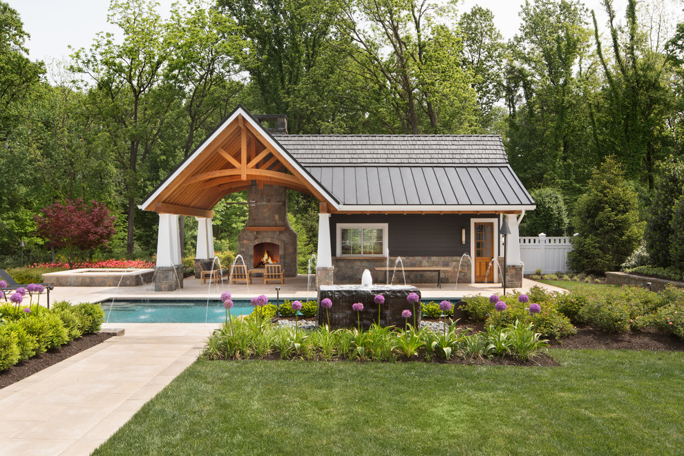 Стильный дизайн: большой спортивный, прямоугольный бассейн на заднем дворе в классическом стиле с домиком у бассейна и мощением тротуарной плиткой - последний тренд