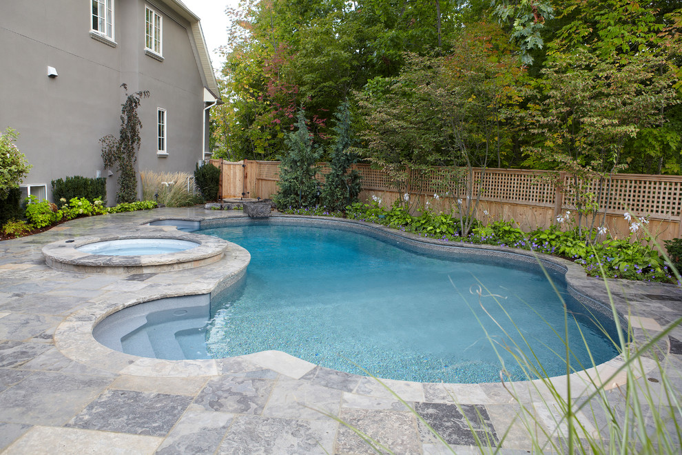 Idee per una piscina monocorsia chic personalizzata di medie dimensioni e dietro casa con fontane e pavimentazioni in pietra naturale
