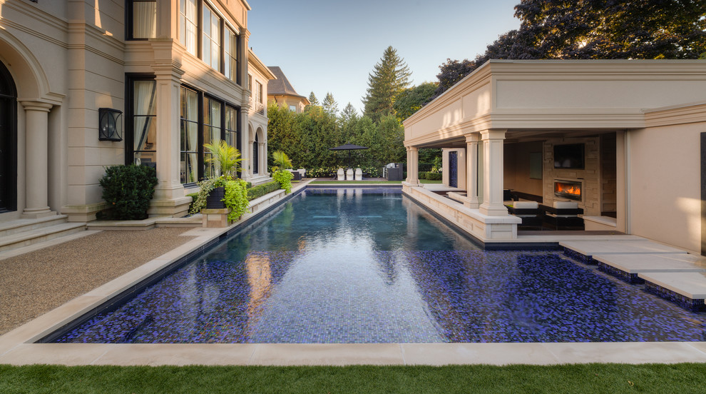 Ispirazione per un'ampia piscina moderna personalizzata dietro casa con una dépendance a bordo piscina