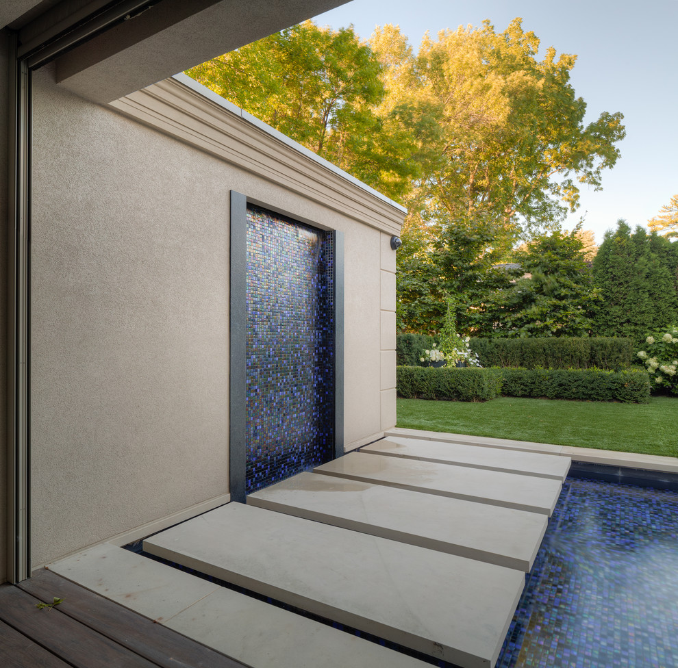 Свежая идея для дизайна: огромный бассейн произвольной формы на заднем дворе в стиле модернизм с домиком у бассейна - отличное фото интерьера