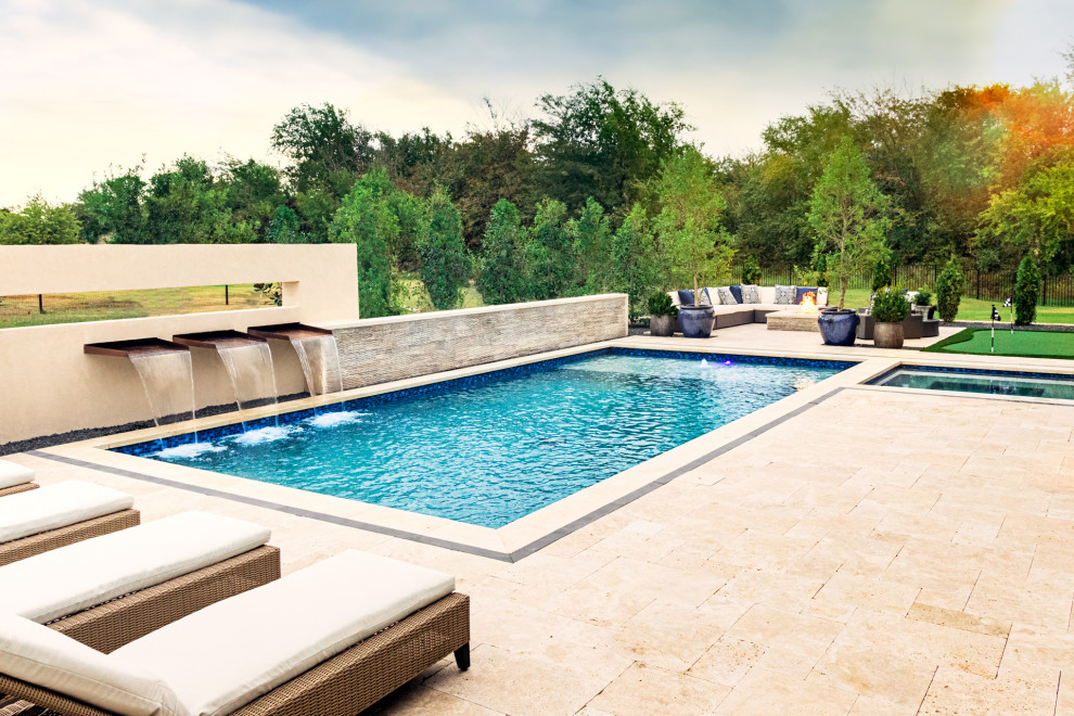Großer Klassischer Pool hinter dem Haus in rechteckiger Form mit Natursteinplatten in Dallas