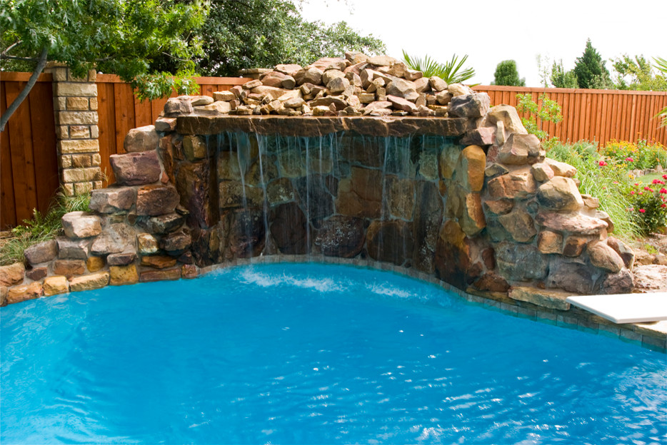 Свежая идея для дизайна: естественный бассейн среднего размера, произвольной формы на заднем дворе в классическом стиле с покрытием из каменной брусчатки - отличное фото интерьера