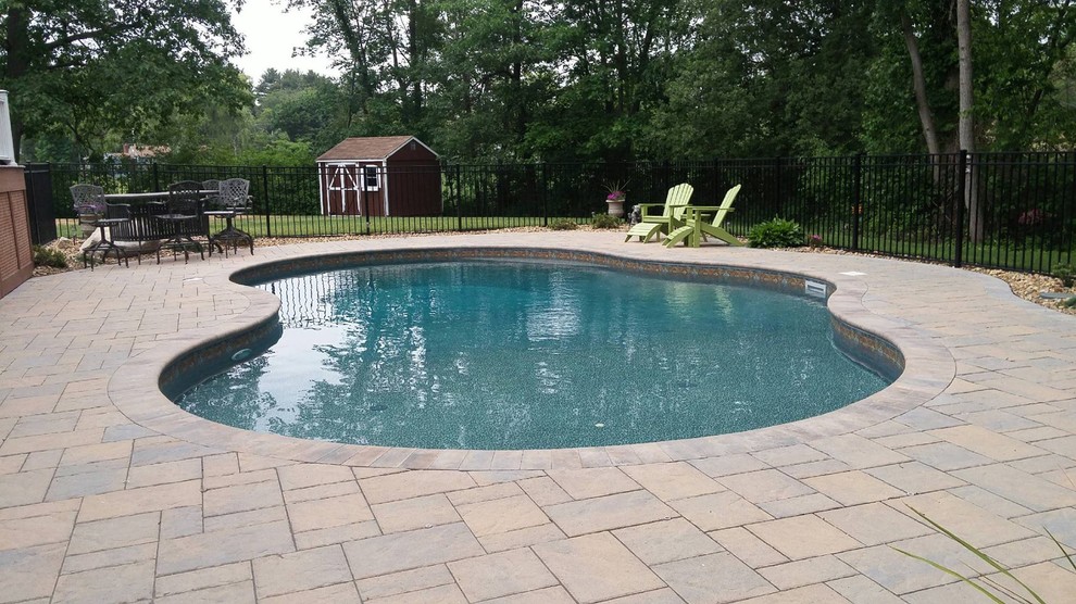Idee per una piscina monocorsia personalizzata di medie dimensioni e dietro casa con una vasca idromassaggio e pavimentazioni in mattoni