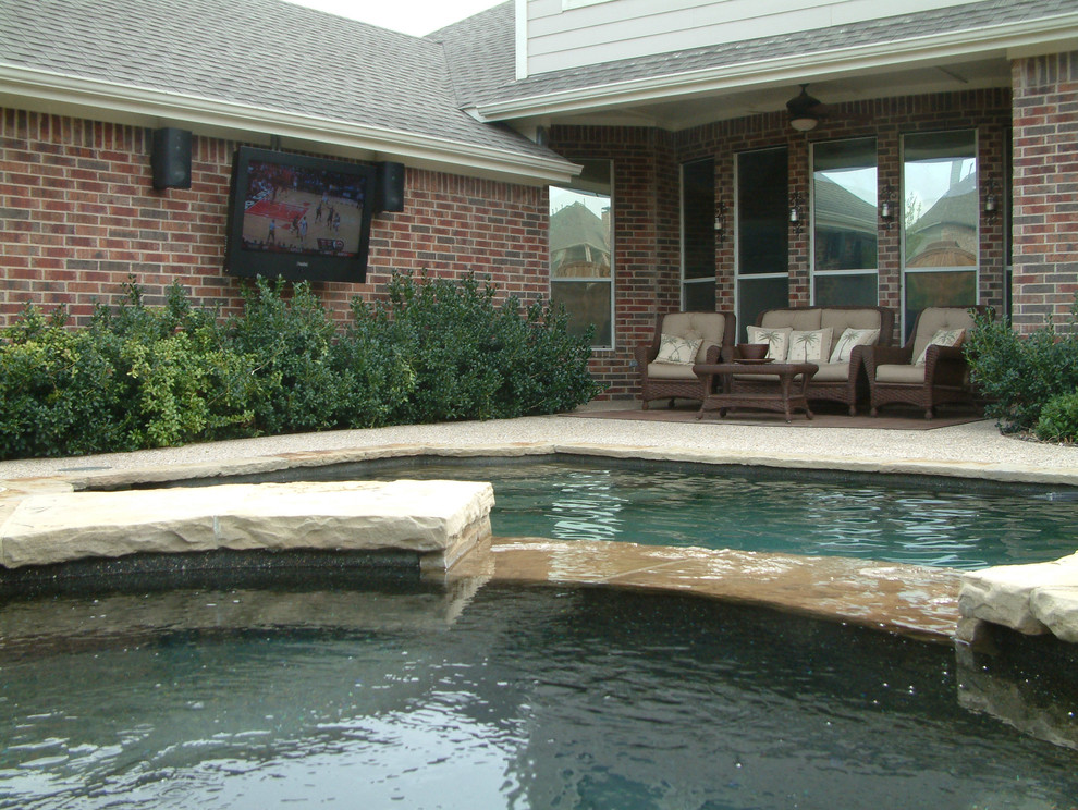 На фото: спортивный, прямоугольный бассейн на заднем дворе в классическом стиле с джакузи и покрытием из гравия с