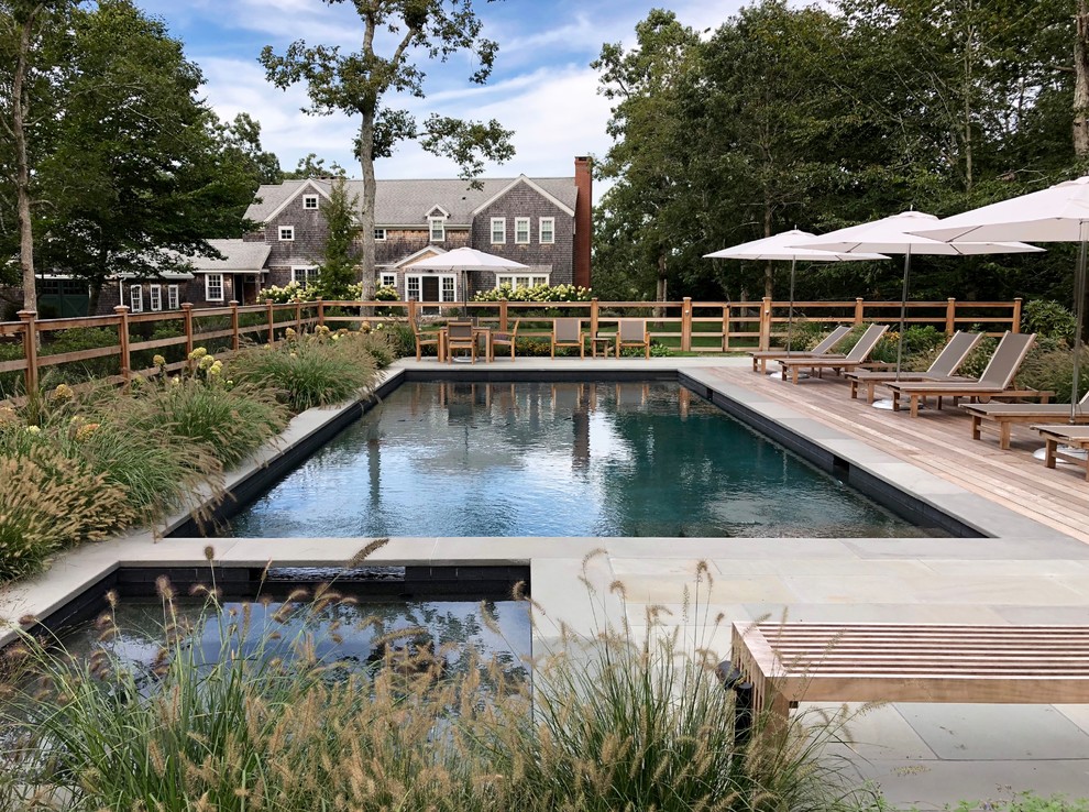 Стильный дизайн: прямоугольный бассейн на заднем дворе в морском стиле с джакузи - последний тренд