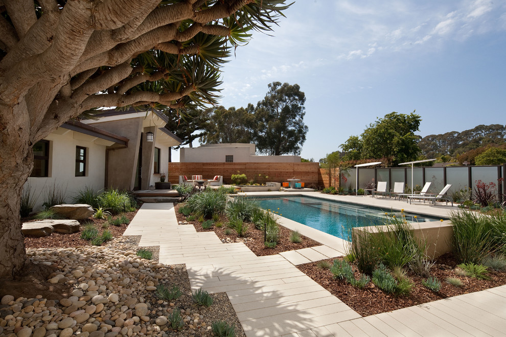 Idée de décoration pour une piscine avant design de taille moyenne avec des pavés en béton et un bain bouillonnant.