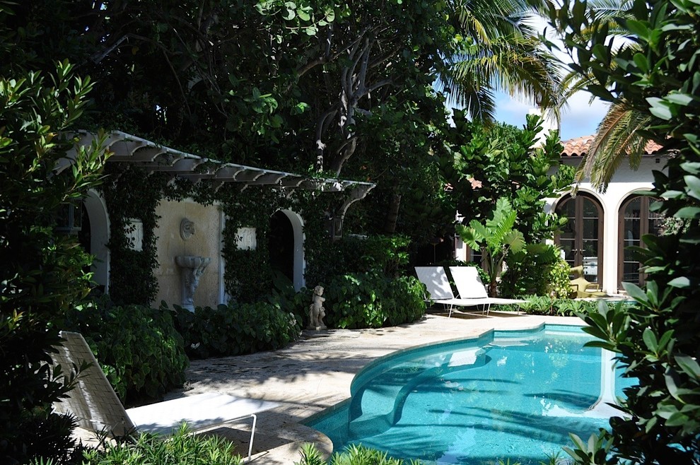 Cette photo montre un grand Abris de piscine et pool houses chic sur mesure avec une cour et des pavés en béton.