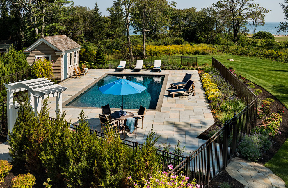 Idee per una piscina monocorsia costiera rettangolare di medie dimensioni e dietro casa con una dépendance a bordo piscina e pavimentazioni in pietra naturale