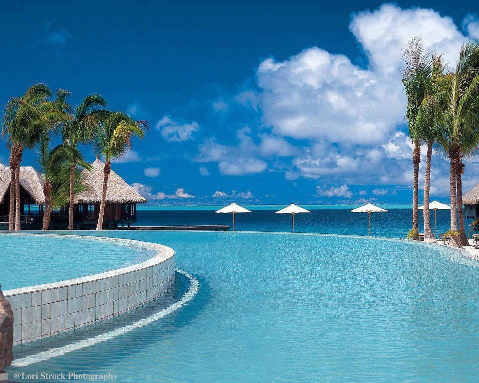 Immagine di una piscina tropicale