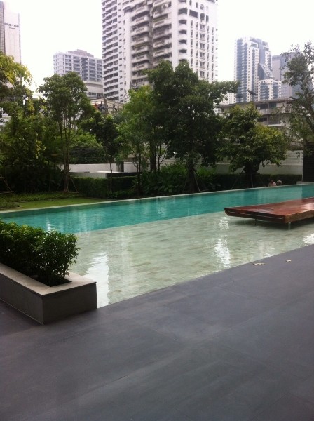 Aménagement d'une piscine asiatique.