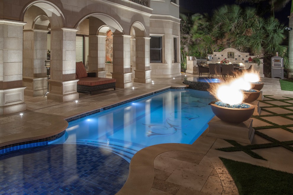 Kleiner Mediterraner Pool hinter dem Haus in rechteckiger Form mit Natursteinplatten und Wasserspiel in Tampa