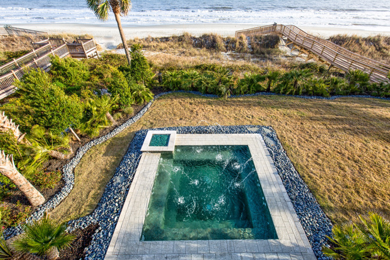 Стильный дизайн: большой прямоугольный бассейн на заднем дворе в стиле модернизм с джакузи и покрытием из каменной брусчатки - последний тренд