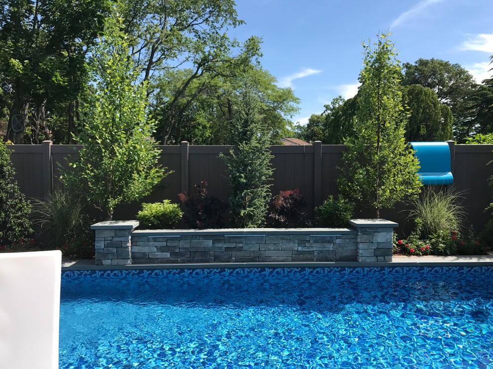 Источник вдохновения для домашнего уюта: спортивный, прямоугольный бассейн среднего размера на заднем дворе в классическом стиле с фонтаном и покрытием из каменной брусчатки