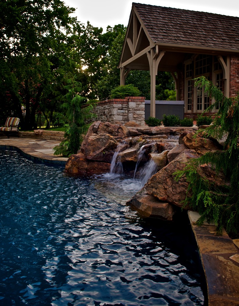 Foto di una piscina naturale rustica personalizzata di medie dimensioni