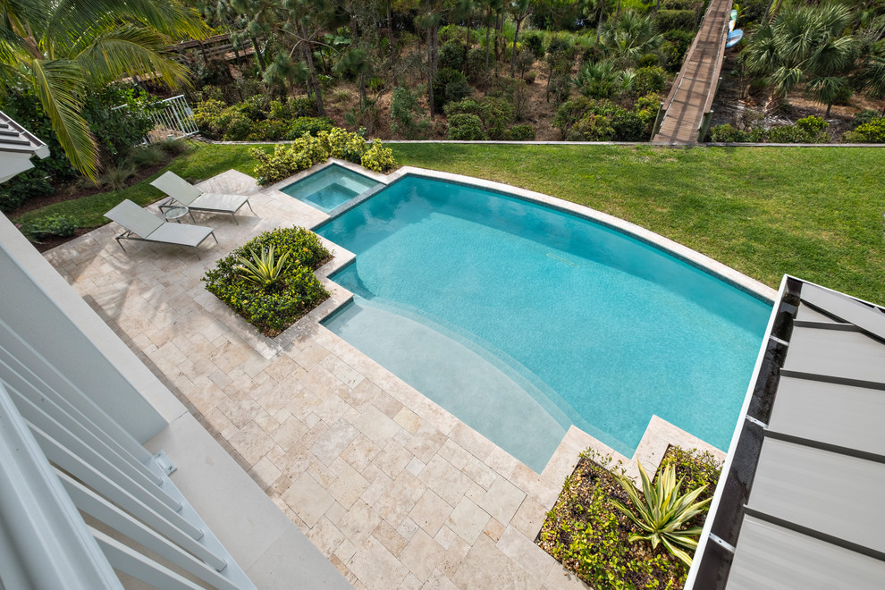 Foto de piscinas y jacuzzis alargados tradicionales renovados grandes a medida en patio trasero con adoquines de ladrillo