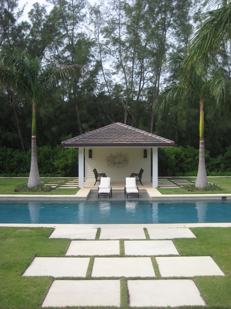 Стильный дизайн: прямоугольный бассейн в классическом стиле с домиком у бассейна - последний тренд