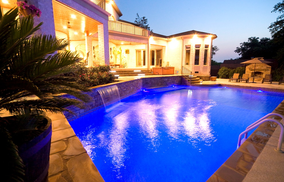 Идея дизайна: большой бассейн произвольной формы на заднем дворе в средиземноморском стиле с фонтаном и покрытием из каменной брусчатки