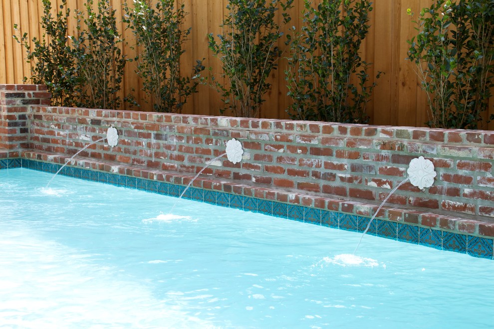 Idées déco pour un couloir de nage arrière classique de taille moyenne et rectangle avec un point d'eau et des pavés en brique.
