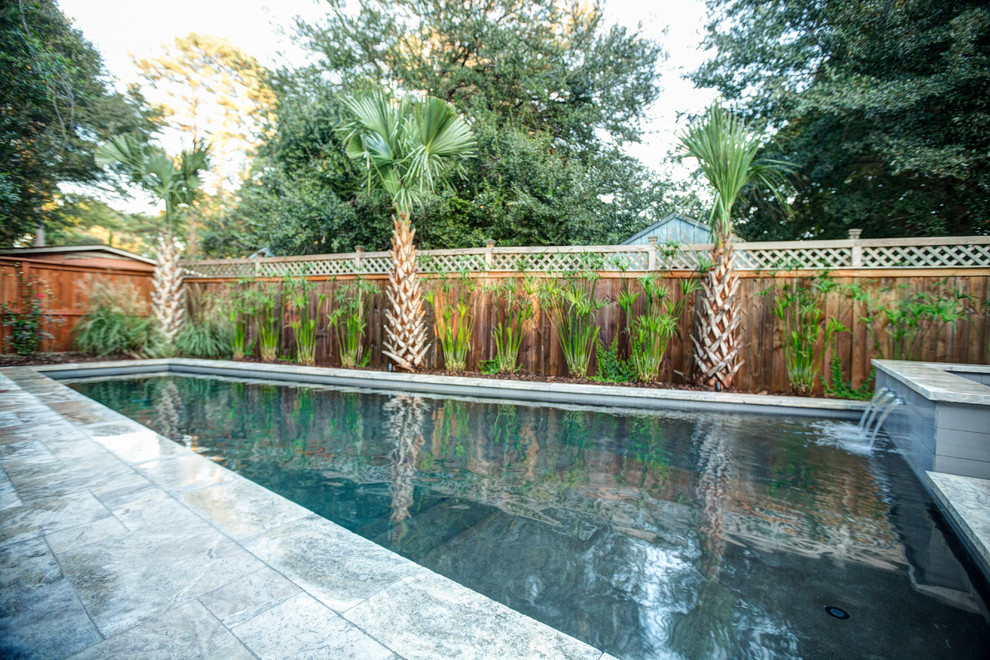 Foto på en mellanstor funkis pool på baksidan av huset, med spabad och naturstensplattor
