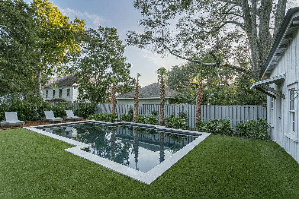 Источник вдохновения для домашнего уюта: бассейн среднего размера, произвольной формы на заднем дворе в современном стиле с джакузи и покрытием из каменной брусчатки