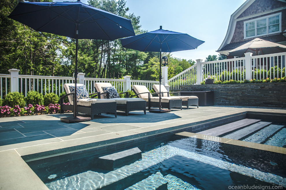 Foto di una grande piscina monocorsia minimalista personalizzata dietro casa