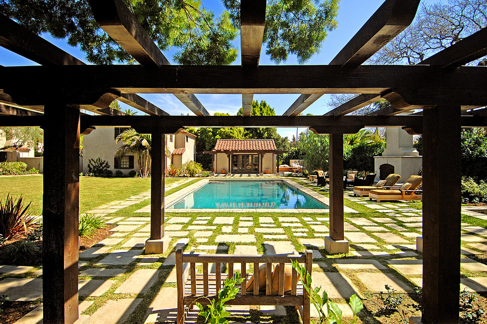 Стильный дизайн: прямоугольный бассейн в средиземноморском стиле - последний тренд