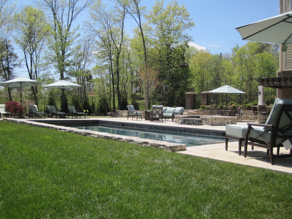 Foto de piscinas y jacuzzis rurales de tamaño medio rectangulares en patio trasero con adoquines de hormigón