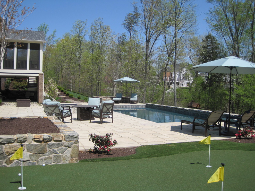 Esempio di una piscina naturale rustica rettangolare di medie dimensioni e dietro casa con pavimentazioni in cemento e una vasca idromassaggio