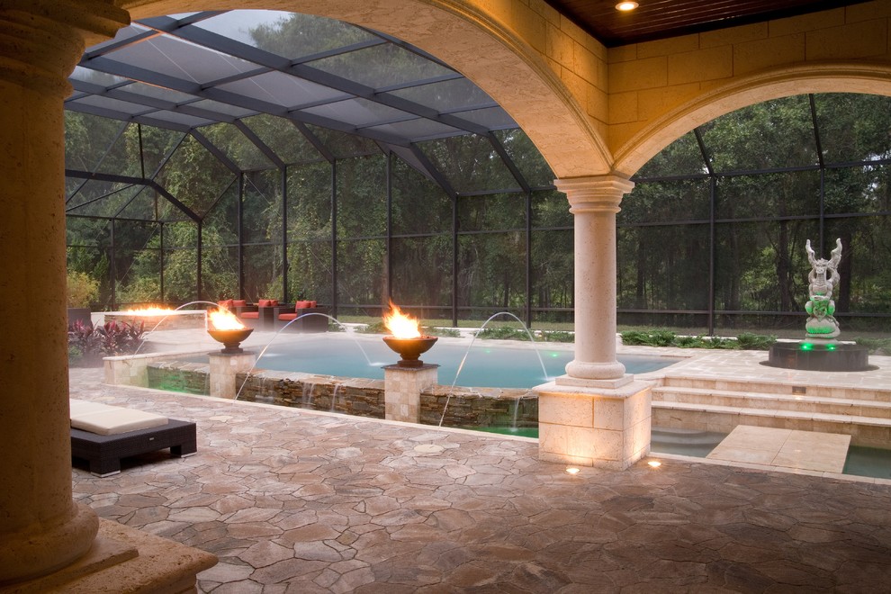 Mittelgroßer Klassischer Pool hinter dem Haus in individueller Form mit Wasserspiel und Natursteinplatten in Tampa