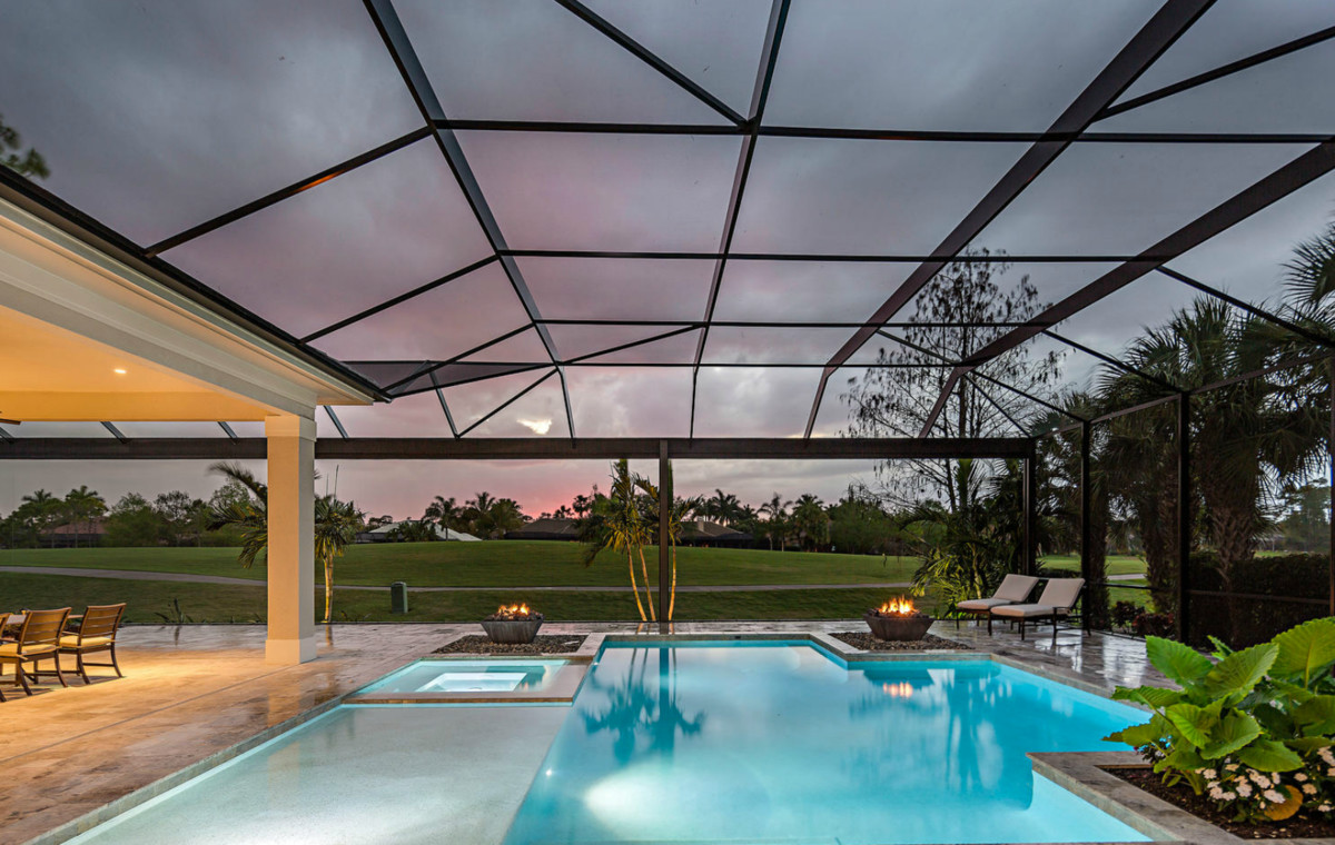 Imagen de piscinas y jacuzzis infinitos contemporáneos grandes a medida en patio trasero con adoquines de hormigón
