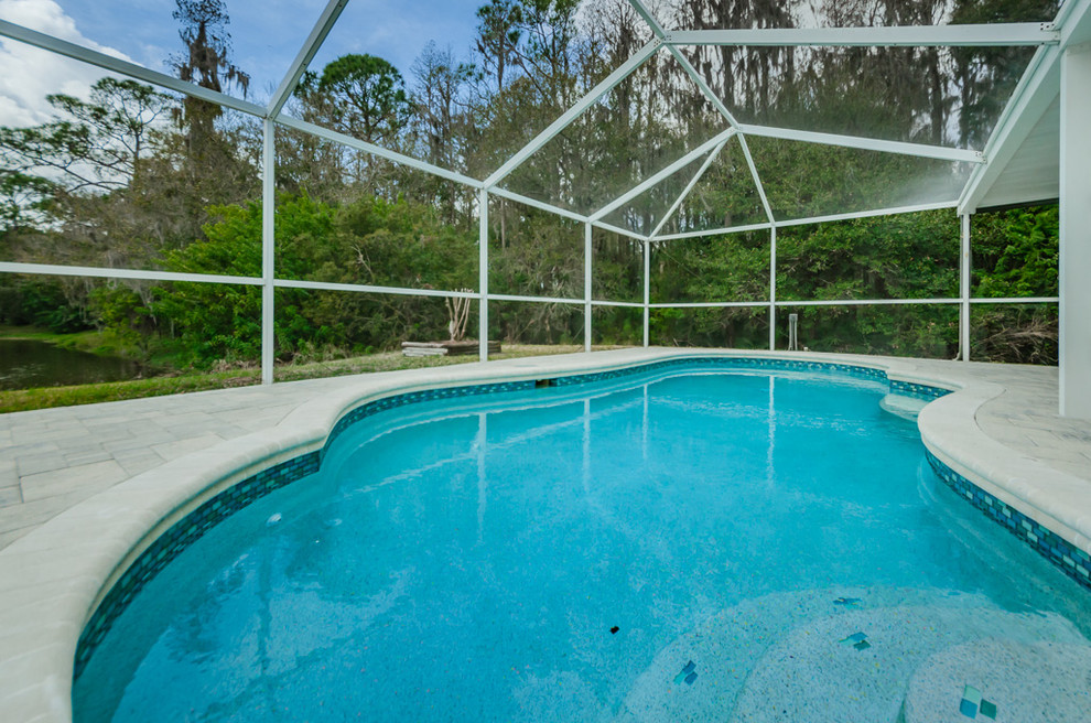 Idee per una piscina naturale stile marinaro a "C" di medie dimensioni e dietro casa con pedane