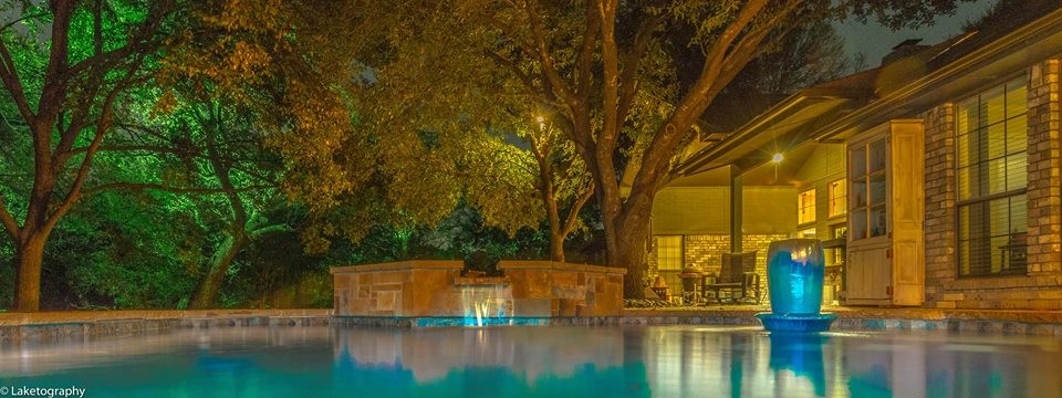 Großer Pool hinter dem Haus in individueller Form in Dallas