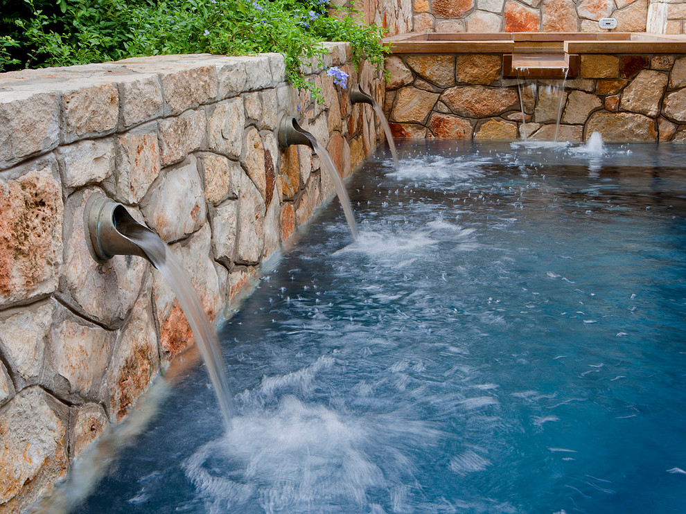 Aménagement d'un petit couloir de nage arrière classique rectangle avec des pavés en pierre naturelle et un bain bouillonnant.