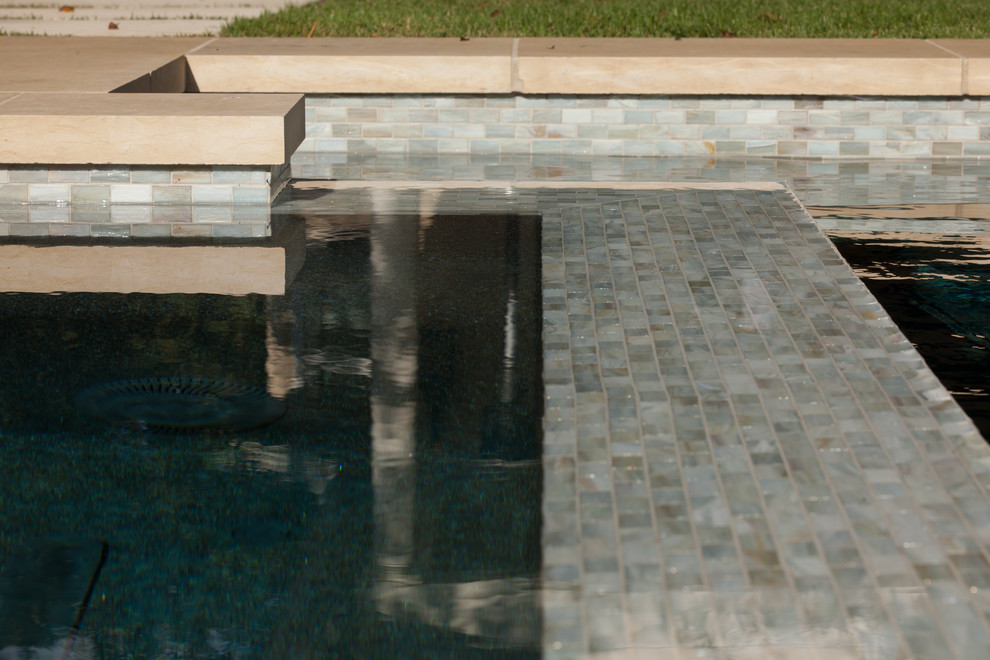 Großer Klassischer Pool hinter dem Haus in rechteckiger Form mit Natursteinplatten in Austin