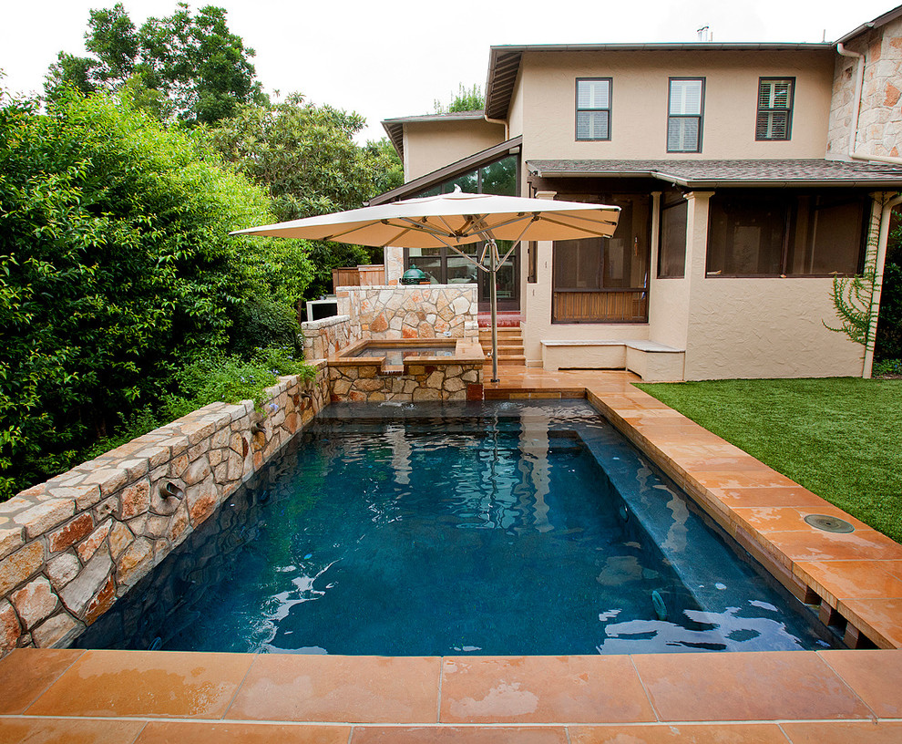 Стильный дизайн: маленький прямоугольный, спортивный бассейн на заднем дворе в классическом стиле с покрытием из каменной брусчатки и джакузи для на участке и в саду - последний тренд
