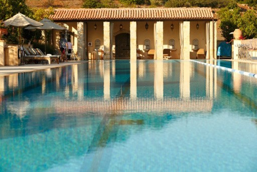 Exemple d'une très grande piscine à débordement méditerranéenne rectangle.