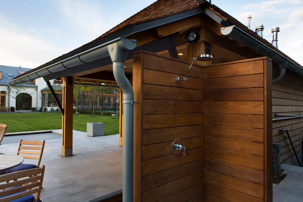 Diseño de casa de la piscina y piscina de estilo de casa de campo extra grande rectangular en patio trasero