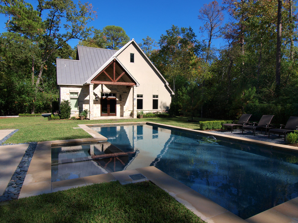 Modelo de piscina clásica de tamaño medio a medida en patio trasero con adoquines de hormigón