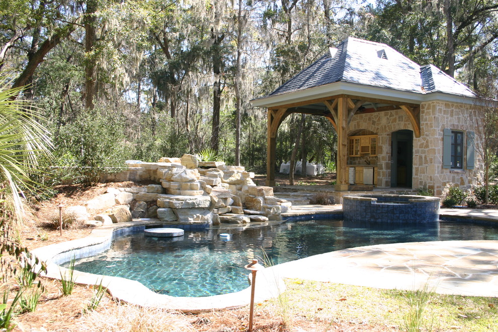 Esempio di una piscina naturale contemporanea personalizzata di medie dimensioni e dietro casa con una dépendance a bordo piscina e pavimentazioni in pietra naturale