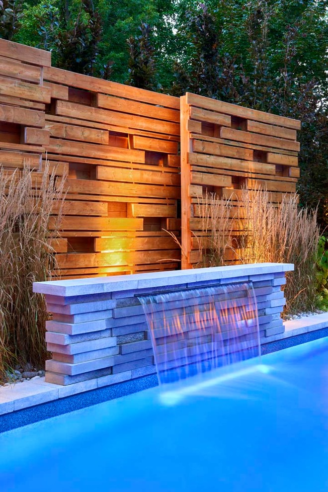 Mittelgroßer Klassischer Schwimmteich hinter dem Haus in L-Form mit Wasserspiel in Toronto
