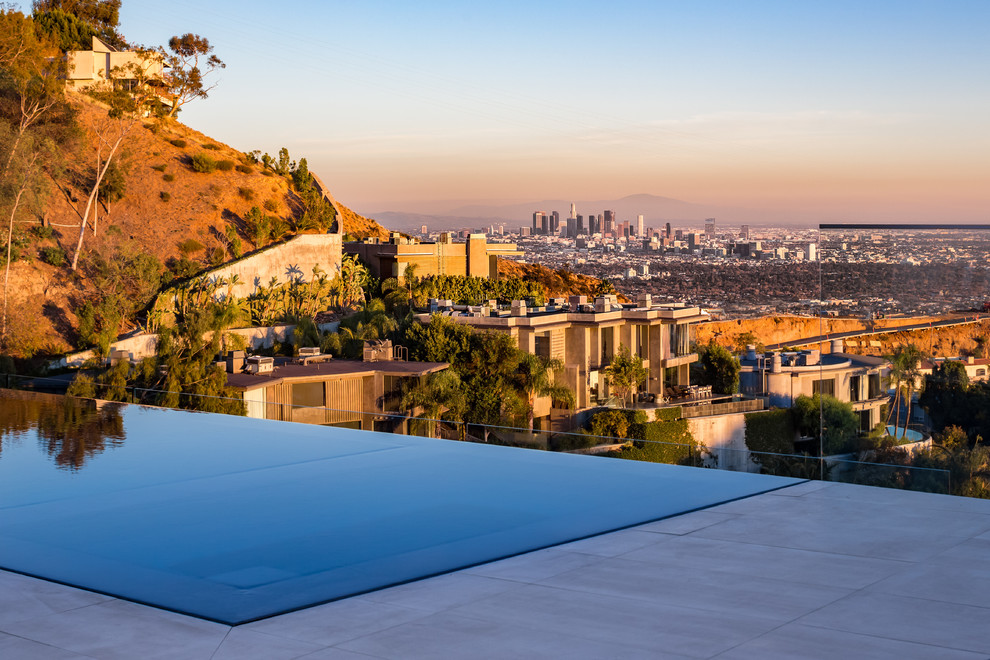 Contemporary back rectangular infinity swimming pool in Los Angeles.