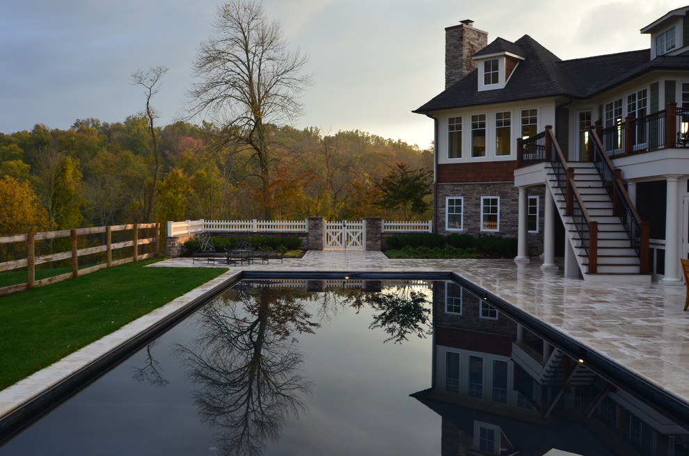 Idee per una grande piscina monocorsia american style rettangolare dietro casa con una dépendance a bordo piscina e pavimentazioni in pietra naturale