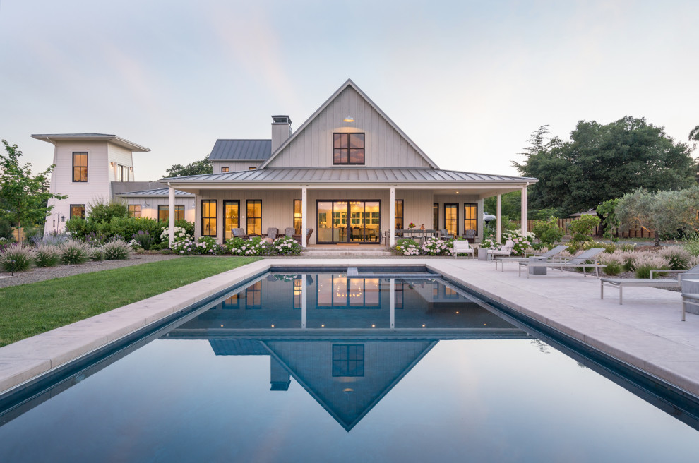 Foto de piscina de estilo de casa de campo rectangular